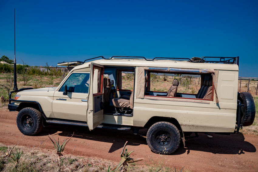 Private safari Land Cruiser with pop-up roof